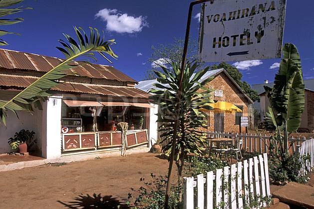 ee2279-24LE : Hotely. Afrique, Afrique de l'est, ciel bleu, panneau, C02, C01 environnement, habitation, voyage aventure (Madagascar).
