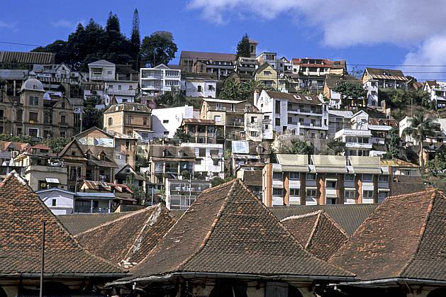 ee2280-02LE : Ville de Tananarive. Afrique, Afrique de l'est, ciel bleu, toit, C02, C01 environnement, habitation, voyage aventure (Madagascar).