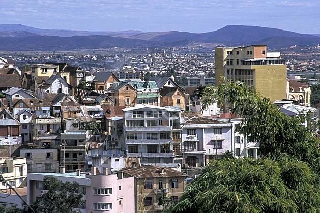 ee2280-05LE : Ville de Tananarive. Afrique, Afrique de l'est, immeuble, building, C02, C01 environnement, habitation, voyage aventure (Madagascar).