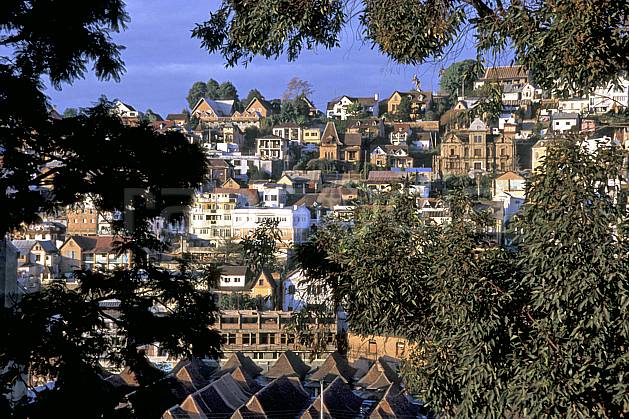 ee2280-16LE : Ville de Tananarive. Afrique, Afrique de l'est, ciel voilé, C02, C01 environnement, habitation, voyage aventure (Madagascar).