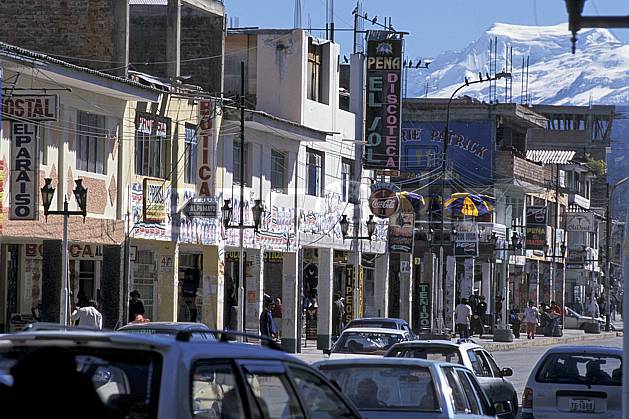 ee2701-16LE : Ville de Huaraz. Amérique du sud, Amérique Latine, route, voiture, C02, C01 environnement, habitation, transport, voyage aventure (Pérou).