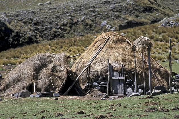ee2704-17LE : Entre Olléros et Chavin, Hutte traditionnelle paysans montagnards. Amérique du sud, Amérique Latine, herbe, C02, C01 environnement, habitation, voyage aventure (Pérou).