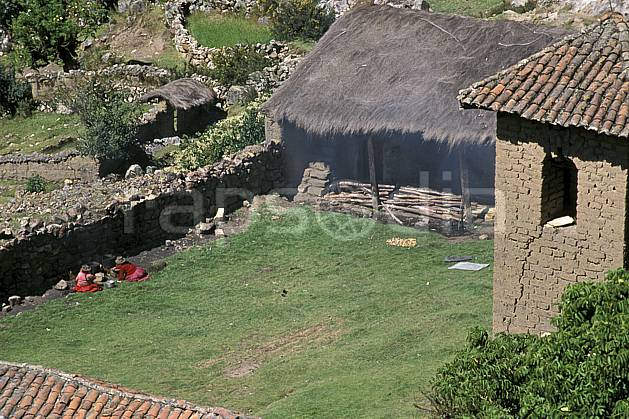 ee2711-12LE : Village au dessus de Chavin. Amérique du sud, Amérique Latine, herbe, C02, C01 environnement, habitation, voyage aventure (Pérou).