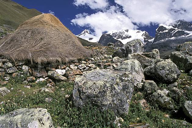 ee2720-25LE : Quebrada Carhuascancha, Hutte traditionnelle. Amérique du sud, Amérique Latine, ciel nuageux, C02, C01 environnement, habitation, paysage, voyage aventure (Pérou).
