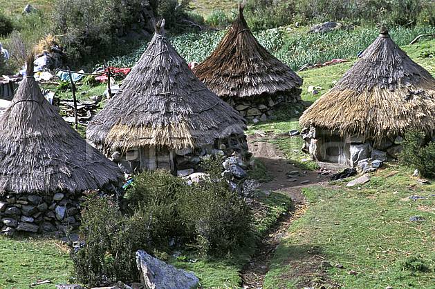 ee2724-16LE : Quebrada Quilcayhuanca, Hameau. Amérique du sud, Amérique Latine, herbe, C02, C01 environnement, habitation, voyage aventure (Pérou).