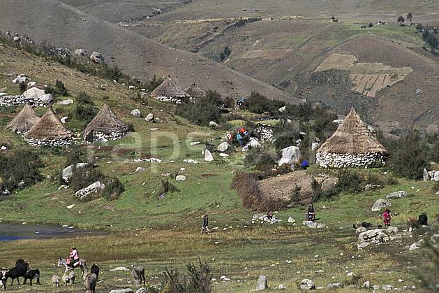 ee2724-17LE : Quebrada Quilcayhuanca, Hameau. Amérique du sud, Amérique Latine, herbe, C02, C01 environnement, habitation, paysage, personnage, voyage aventure (Pérou).