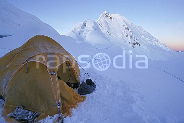 ee2729-17LE : Ascension de l'Alpamayo, Camp d'altitude 5300 m. Amérique du sud, Amérique Latine, ciel bleu, tente, C02, C01 bivouac, environnement, voyage aventure (Pérou).