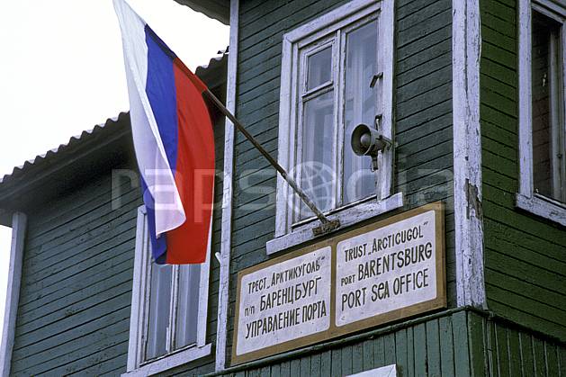 ee2786-27LE : Svalbard, Ile du Spitzberg, Ville minière russe de Barentzburg. Europe, CEE, ciel voilé, drapeau, C02, C01 environnement, habitation, voyage aventure (Norvège).