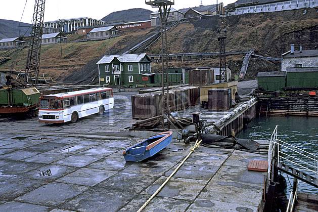 ee2786-31LE : Svalbard, Ile du Spitzberg, Ville minière russe de Barentzburg. Europe, CEE, bus, ciel voilé, C02, C01 environnement, habitation, transport, voyage aventure (Norvège).