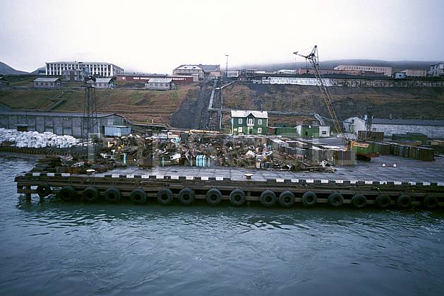 ee2789-09LE : Svalbard, Ile du Spitzberg, Ville minière russe de Barentzburg. Europe, CEE, littoral, ciel voilé, C02, C01 environnement, habitation, voyage aventure, mer (Norvège).