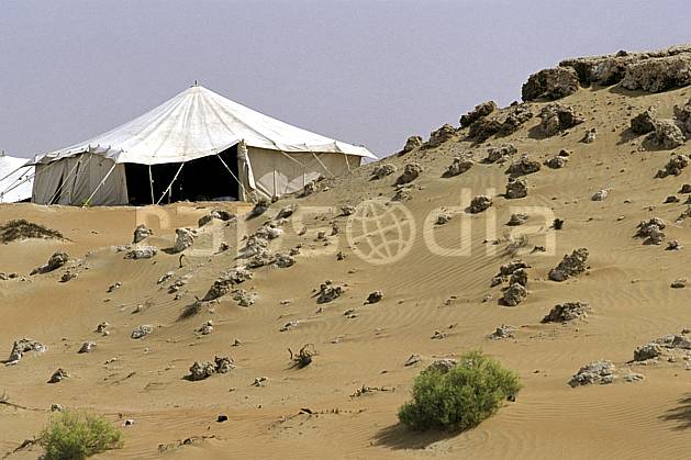 ee2849-11LE : Tente traditonnelle dans le désert. Afrique, Moyen Orient, ciel voilé, tente, C02, C01 bivouac, désert, environnement, voyage aventure (Arabie-Saoudite).