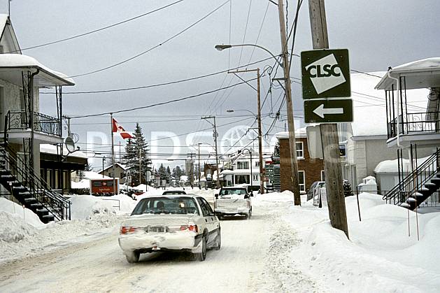 ee3106-05LE : Route enneigée. Amérique du nord, Amérique, ville, voiture, rue, enneigé, C02, C01 environnement, habitation, transport, voyage aventure (Canada Québec).