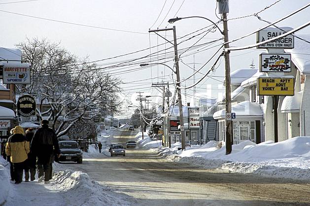 ee3106-31LE : Route enneigée. Amérique du nord, Amérique, rue, ville, voiture, rue, piéton, ville, voiture, rue, enneigé, C02, C01 environnement, groupe, habitation, personnage, voyage aventure (Canada Québec).