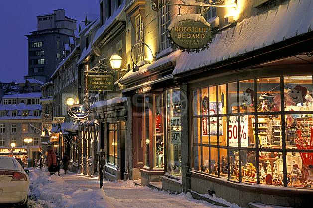 ee3108-22LE : Québec, vieille ville. Amérique du nord, Amérique, rue, magasin, nuit, lumière, ville, enneigé, C02, C01 environnement, habitation, voyage aventure (Canada Québec).