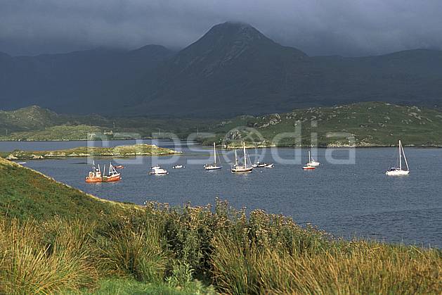ee3174-01LE : Paysage d'Irlande. Europe, CEE, bateau, port, C02, C01 environnement, mer, moyenne montagne, transport, voyage aventure (Irlande).