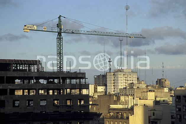 ee3180-03LE : Patagonie. Amérique du sud, Amérique Latine, Amérique, ville, grue, immeuble, C02, C01 environnement, habitation, voyage aventure (Argentine).