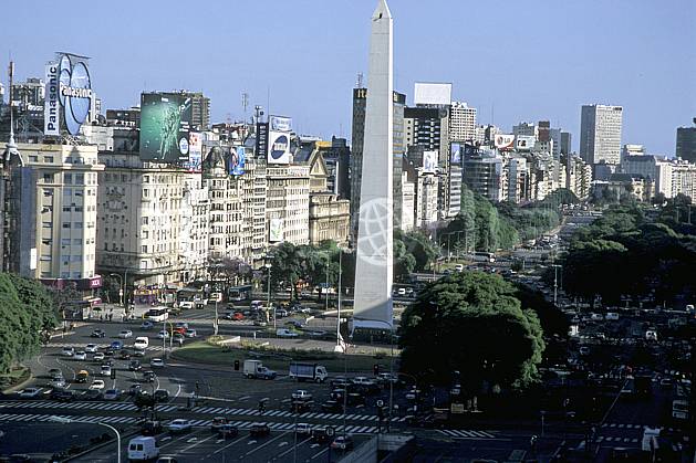 ee3180-08LE : Patagonie. Amérique du sud, Amérique Latine, Amérique, ville, rue, route, immeuble, voiture, C02, C01 environnement, habitation, transport, voyage aventure (Argentine).