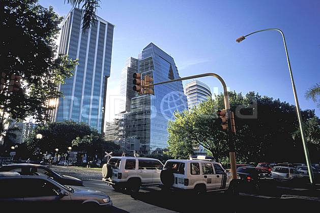 ee3207-09LE : Patagonie. Amérique du sud, Amérique Latine, Amérique, ville, rue, route, voiture, immeuble, C02, C01 environnement, habitation, transport, voyage aventure (Argentine).