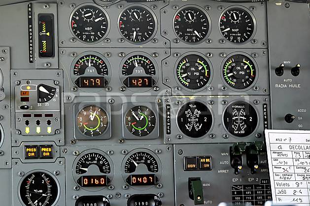 ef051126LE : A bord d'un Atlantique II. Europe, CEE, avion, vue aérienne, cockpit, instrument de navigation, cadran, altimètre, C02, C01 matériel, transport, voyage aventure (France).