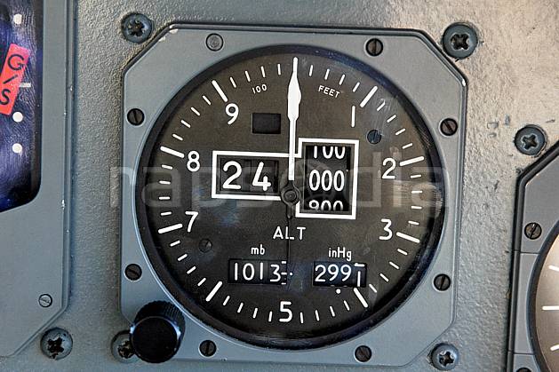 ef051587LE : A bord d'un Atlantique II. Altitude 24000 pieds. Europe, CEE, avion, vue aérienne, cockpit, cadran, instrument de navigation, C02, C01 matériel, transport, voyage aventure (France).