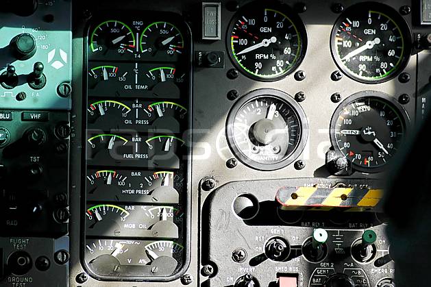 ef051976LE : A bord d'un hélicoptère Dauphin. Europe, CEE, hélicoptère, vue aérienne, cockpit, instrument de navigation, cadran, altimètre, C02, C01 matériel, transport, voyage aventure (France).