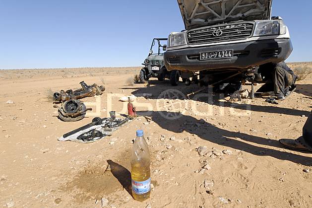 ef063756LE : Désert du Sud Tunisien, au sud de Douz, 4x4 en panne sur une piste. Afrique, Afrique du nord, dune, piste, route, réparation, panne de moteur, bouteille, C02, C01 désert, environnement, gros plan, matériel, personnage, transport, voyage aventure (Tunisie).