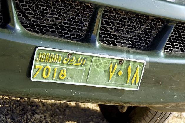 ef070726LE : Plaque minéralogique jordanienne. Moyen Orient, voiture, C02 désert, environnement, gros plan, transport, voyage aventure (Jordanie).