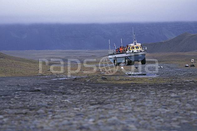 ef1031-32LE : Véhicule amphibie, Jokulsarlon. ONU, OTAN, camion, ciel nuageux, C02, C01 transport, voyage aventure, mer (Islande).