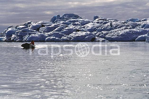 ef1033-03LE : Bateau, Jokulsarlon. ONU, OTAN, banquise, bateau, littoral, ciel nuageux, iceberg, zodiac, C02, C01 paysage, transport, voyage aventure, mer (Islande).