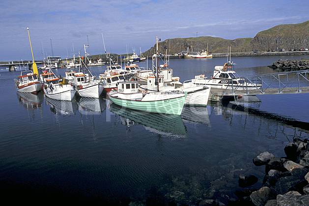 ef1043-04LE : Port de pêche, Islande. ONU, OTAN, bateau, littoral, ciel nuageux, C02, C01 transport, voyage aventure, mer (Islande).