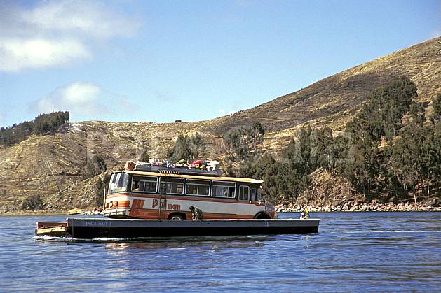 ef1206-36LE : Bac. Amérique du sud, Amérique Latine, Amérique, bateau, littoral, bus, ciel bleu, C02, C01 lac, transport, voyage aventure, mer (Bolivie).