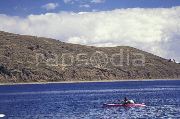 ef1207-26LE : Barque, Lac Titicaca. Amérique du sud, Amérique Latine, Amérique, bateau, littoral, ciel nuageux, C02, C01 lac, paysage, personnage, transport, voyage aventure, mer (Bolivie).