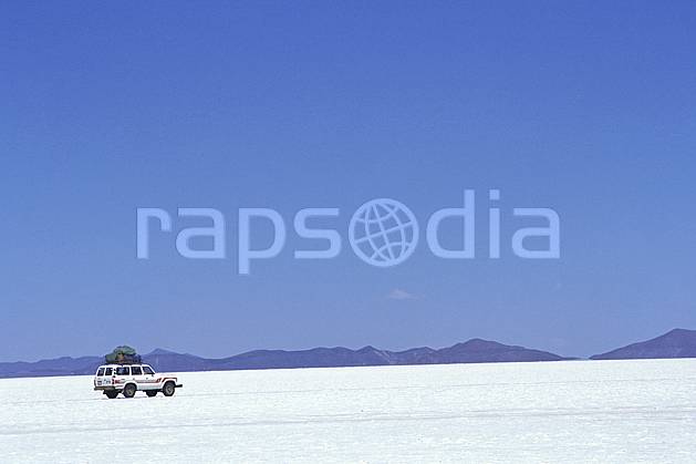 ef1217-16LE : 4x4 dans le désert de sel, Sud Lipez. 4x4 Amérique du sud, Amérique Latine, Amérique, sport, loisir, action, sport mécanique, voiture, ciel bleu, désert de sel, voiture, C02, C01 désert, paysage, transport, voyage aventure (Bolivie).