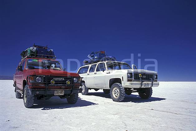 ef1217-36LE : 4x4 dans le désert de sel, Sud Lipez. 4x4 Amérique du sud, Amérique Latine, Amérique, sport, loisir, action, sport mécanique, voiture, ciel bleu, désert de sel, voiture, C02, C01 désert, transport, voyage aventure (Bolivie).
