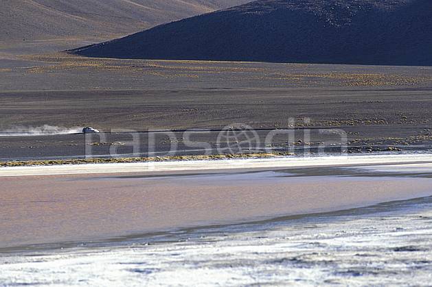 ef1222-31LE : 4x4 dans le Sud Lipez. Amérique du sud, Amérique Latine, Amérique, espace, piste, voiture, C02, C01 lac, paysage, transport, voyage aventure (Bolivie).