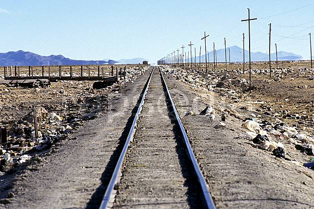 ef1227-21LE : Chemin de fer, Uyuni, Sud Lipez. Amérique du sud, Amérique Latine, Amérique, ciel voilé, train, C02, C01 environnement, paysage, transport, voyage aventure (Bolivie).