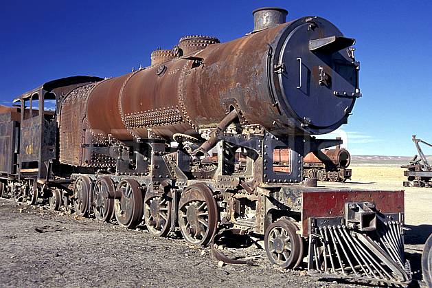 ef1227-24LE : Cimetière de locomotives, Uyuni, Sud Lipez. Amérique du sud, Amérique Latine, Amérique, ciel bleu, train, C02, C01 patrimoine, transport, voyage aventure (Bolivie).