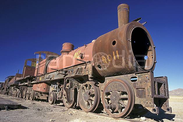 ef1227-28LE : Cimetière de locomotives, Uyuni, Sud Lipez. Amérique du sud, Amérique Latine, Amérique, ciel bleu, train, C02, C01 patrimoine, transport, voyage aventure (Bolivie).