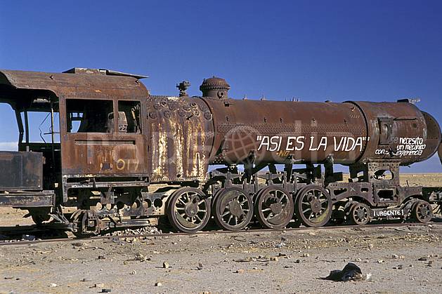 ef1227-37LE : Cimetière de locomotives, Uyuni, Sud Lipez. Amérique du sud, Amérique Latine, Amérique, ciel bleu, train, C02, C01 patrimoine, transport, voyage aventure (Bolivie).