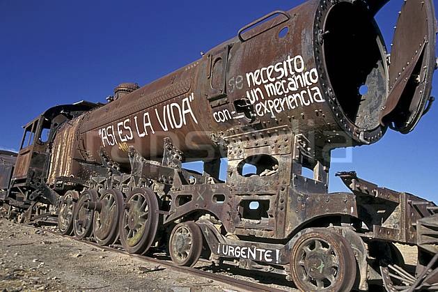 ef1228-04LE : Cimetière de locomotives, Uyuni, Sud Lipez. Amérique du sud, Amérique Latine, Amérique, ciel bleu, train, C02, C01 patrimoine, transport, voyage aventure (Bolivie).
