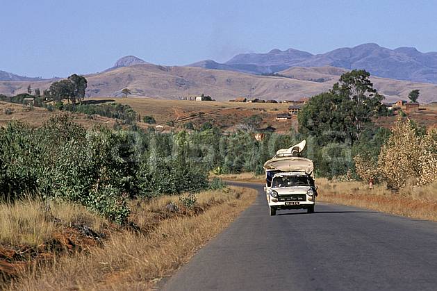 ef2240-09LE : Taxi brousse, RN 7. Afrique, Afrique de l'est, ciel bleu, route, C02, C01 paysage, transport, voyage aventure (Madagascar).