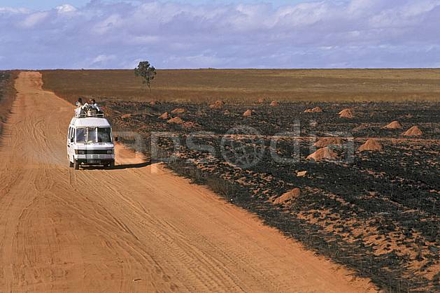 ef2249-29LE : Taxi brousse, RN 7. Afrique, Afrique de l'est, bus, ciel nuageux, évasion, piste, route, C02, C01 désert, paysage, personnage, transport, voyage aventure (Madagascar).