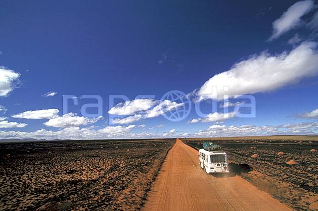 ef2249-37LE : RN 7 vers Toliara. Afrique, Afrique de l'est, bus, ciel bleu, évasion, piste, route, C02, C01 désert, paysage, transport, voyage aventure (Madagascar).