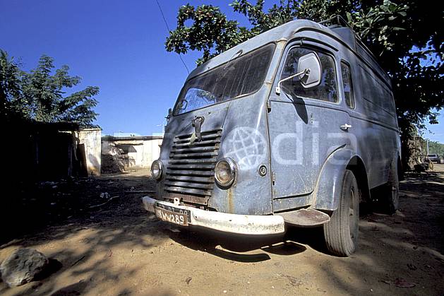 ef2256-31LE : Vieux camion. Afrique, Afrique de l'est, camion, ciel bleu, C02, C01 transport, voyage aventure (Madagascar).