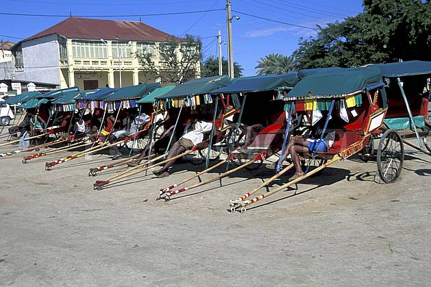 ef2257-18LE : Pousse pousse, Tuléar. Afrique, Afrique de l'est, ciel bleu, folklore, C02, C01 groupe, habitation, patrimoine, personnage, transport, voyage aventure (Madagascar).