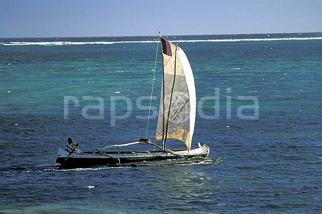 ef2262-32LE : Pirogue à voile, Tsifota. Afrique, Afrique de l'est, bateau, littoral, ciel bleu, folklore, C02, C01 patrimoine, transport, voyage aventure, mer (Madagascar).