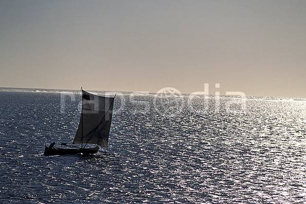 ef2262-33LE : Pirogue à voile, Tsifota. Afrique, Afrique de l'est, bateau, littoral, ciel voilé, évasion, folklore, solitude, C02, C01 patrimoine, transport, voyage aventure, mer (Madagascar).