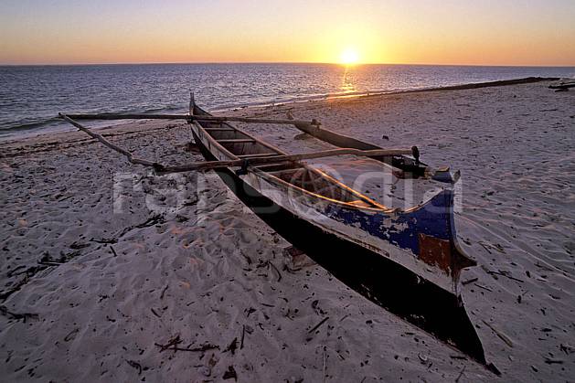 ef2263-22LE : Pirogue, Tsifota. Afrique, Afrique de l'est, bateau, littoral, coucher de soleil, folklore, C02, C01 patrimoine, paysage, soleil, transport, voyage aventure, mer (Madagascar).