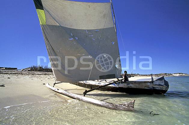 ef2263-35LE : Pirogue à voile, Tsifota. Afrique, Afrique de l'est, bateau, ciel bleu, folklore, plage, C02, C01 patrimoine, personnage, transport, voyage aventure (Madagascar).