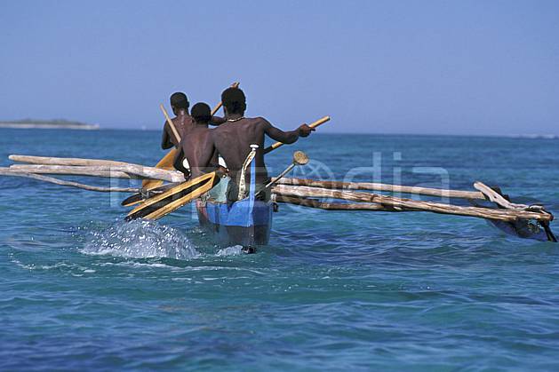 ef2264-18LE : Pirogue, Tsifota. Afrique, Afrique de l'est, bateau, littoral, ciel bleu, folklore, C02, C01 groupe, mer, patrimoine, personnage, transport, voyage aventure (Madagascar).